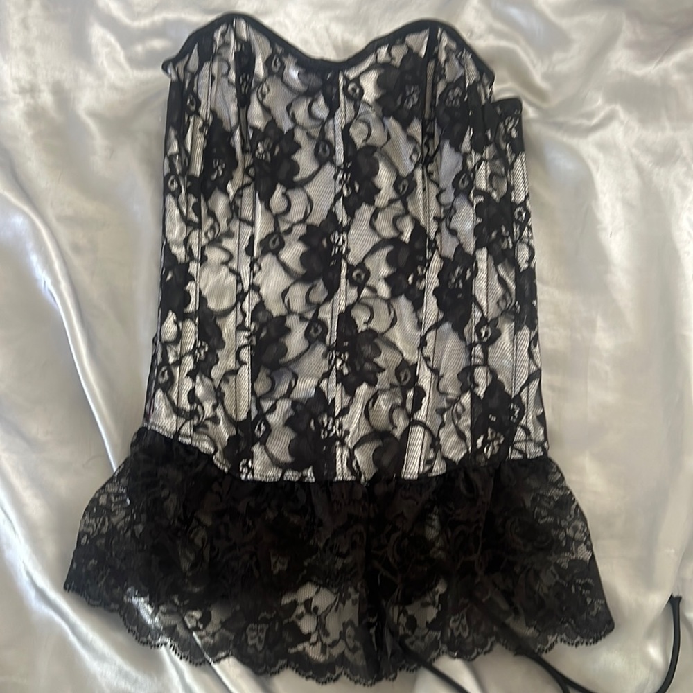Fredrick’s of Hollywood size small lace up corset with side hooks